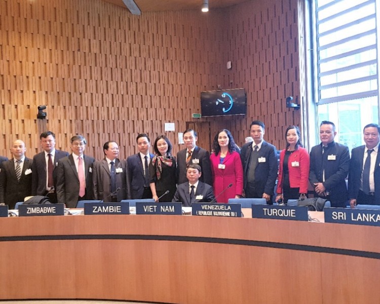 The delegation of Cao Bang province took a photo with the Deputy Minister of Ministry of Foreign affairs of Viet Nam.