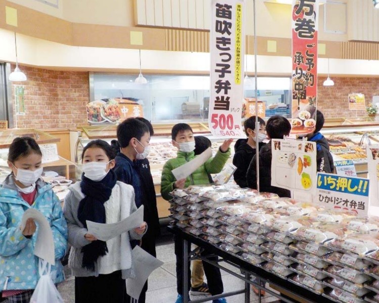Học sinh tiểu học chế biến bữa ăn chưa với chủ đề Hộp cơm trưa Bentos của CVĐC toàn cầu Itoigawa