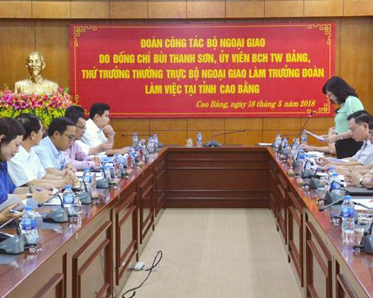 DEPUTY MINISTER OF MINISTRY OF FOREIGN AFFAIRS MR. BUI THANH SON PAID A WORKING VISIT TO CAO BANG