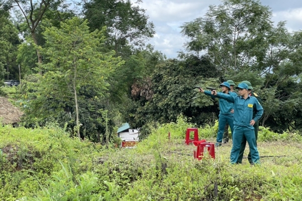 Thành phố trao 3 giải nhất, 3 giải nhì và 3 giải ba cho các thí sinh trong Hội thi tìm hiểu Pháp luật Dân quân tự vệ năm 2021