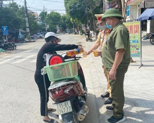 Những tấm lòng sẻ chia với lực lượng làm nhiệm vụ tuyên truyền, hướng dẫn, điều tiết, phân luồng các phương tiện tham gia giao thông