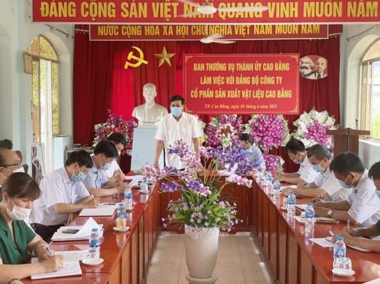 Đ/c Hà Ngọc Giáp, Bí thư Thành ủy Cao Bằng làm việc với Đảng ủy Công ty cổ phần sản xuất vật liệu xây dựng Cao Bằng