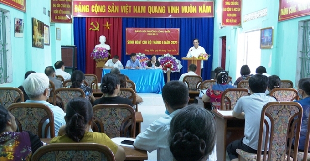Đ/c Hà Ngọc Giáp, UVBTV Tỉnh ủy, Bí thư Thành ủy Cao Bằng dự sinh hoạt chi bộ tổ 3, phường Sông Hiến