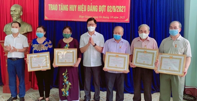 Đảng ủy phường Hợp Giang trao Huy hiệu Đảng cho 24 đảng viên