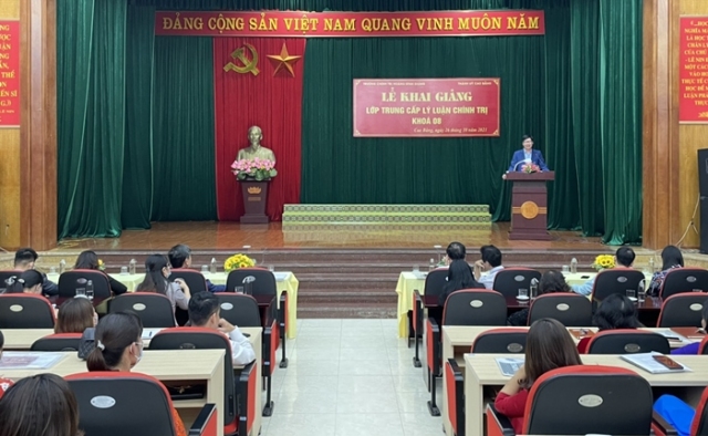Khai giảng lớp Trung cấp lý luận chính trị hệ không tập trung khóa 8
