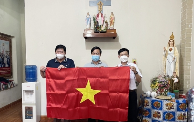 Thành phố trao tặng cờ Tổ quốc cho các cơ sở tôn giáo