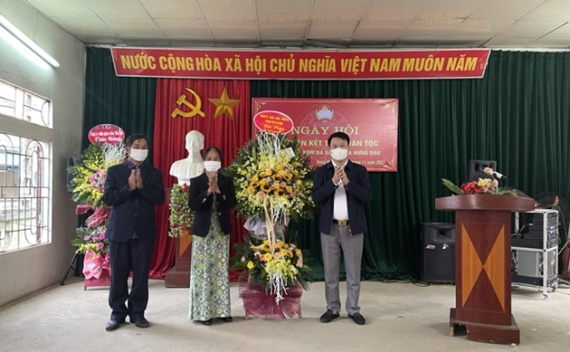Đ/c Nguyễn Quốc Trung, Chủ tịch UBND thành phố dự và chung vui ngày hội Đại đoàn kết cùng bà con nhân dân xóm Đà Quận, xã Hưng Đạo