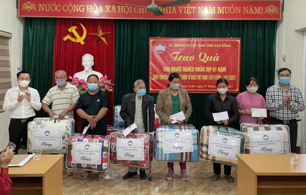 Đ/c Lương Tuấn Hùng, Trưởng ban Dân vận, Chủ tịch Ủy ban MTTQ Việt Nam tỉnh Cao Bằng tặng quà cho hộ nghèo và cận nghèo tại phường Ngọc Xuân