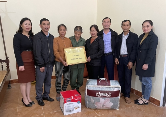 Trao kinh phí hỗ trợ xây dựng nhà ở cho hộ nghèo tại phường Ngọc Xuân