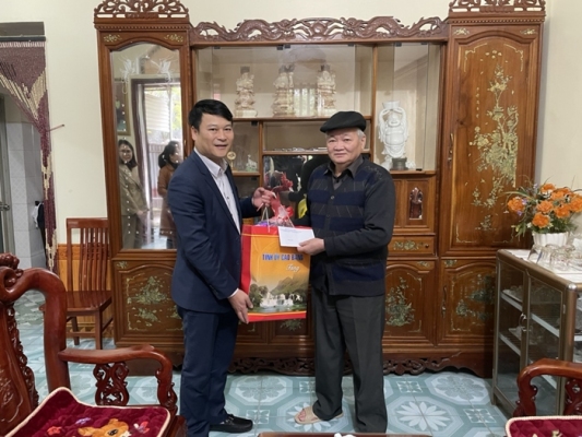 Lãnh đạo UBND thành phố tặng quà Tết Nguyên đán Nhâm Dần 2022