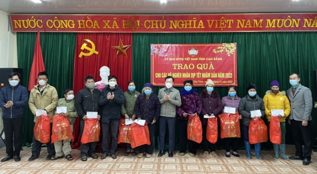 Đ/c Lương Tuấn Hùng, Trưởng Ban dân vận, Chủ tịch Ủy ban MTTQ Việt Nam tỉnh trao quà cho hộ nghèo và gia đình chính sách