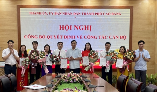 Thành phố công bố các quyết định về công tác tổ chức cán bộ