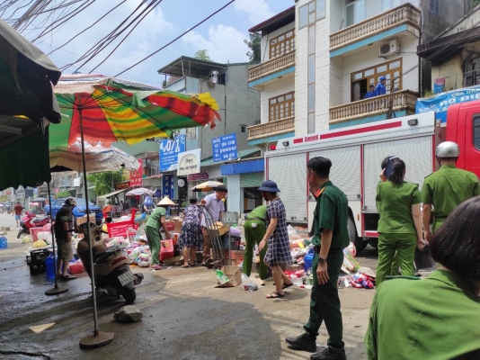 Phường Tân Giang nhanh chóng huy động lực lượng dập tắt đám cháy tại Tổ dân phố 07