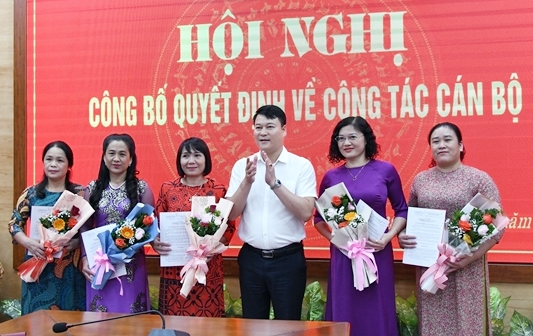 Đ/c Nguyễn Quốc Trung, Chủ tịch UBND thành phố chủ trì hội nghị công bố quyết định về công tác cán bộ