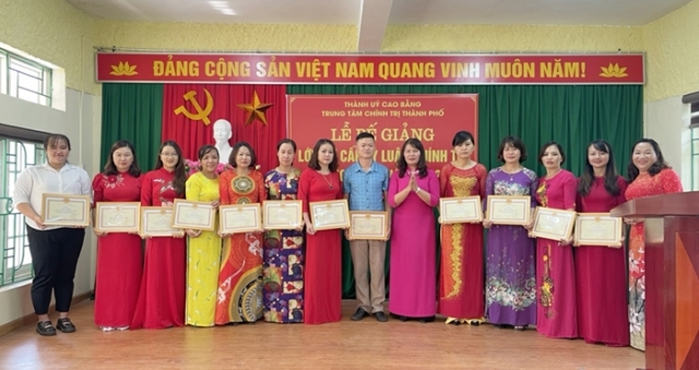 Trung tâm Chính trị thành phố Bế giảng Lớp sơ cấp lý luận chính trị khóa 17