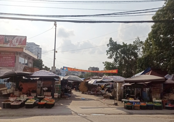 Phường Sông Bằng đề nghị người dân thu dọn, di dời các mặt hàng không phải “tự sản tự tiêu” ra khỏi mặt bằng điểm trung chuyển hàng hóa, nông sản tại Bến xe khách (cũ)