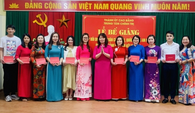 Bế giảng lớp bồi dưỡng Lý luận chính trị và kiến thức Quốc phòng – An ninh cho Đảng viên mới