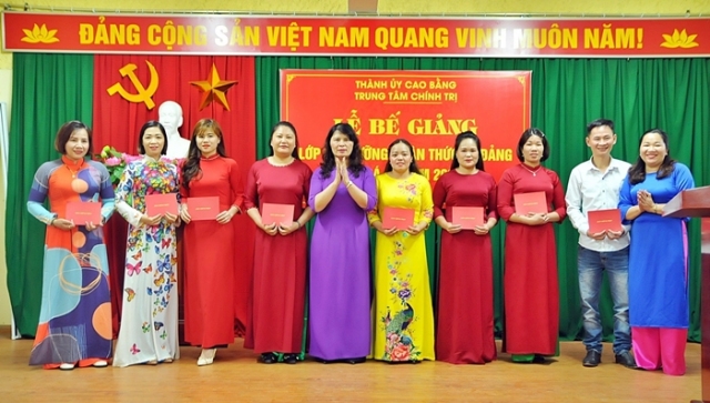Trung tâm Chính trị thành phố Cao Bằng bế giảng lớp bồi dưỡng nhận thức về Đảng