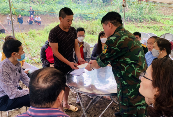 Lãnh đạo TP thăm hỏi, động viên gia đình bị hiệt hại do kè đổ gây sập nhà tại tổ 4, phường Duyệt Trung