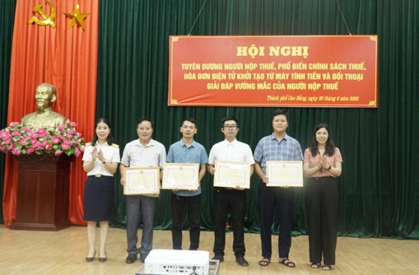 Hội nghị tuyên dương người nộp thuế, phổ biến chính sách thuế, hóa đơn điện tử khởi tạo từ máy tính tiền và đối thoại, giải đáp vướng mắc của người nộp thuế