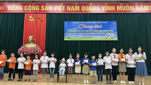 Trao tặng quà cho 90 học sinh có hoàn cảnh khó khăn