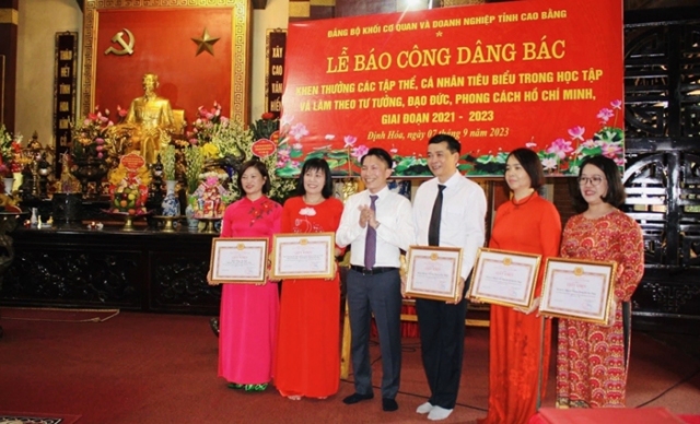 Biểu dương, khen thưởng 25 tập thể và cá nhân trong học tập và làm theo tư tưởng, đạo đức, phong cách Hồ Chí Minh