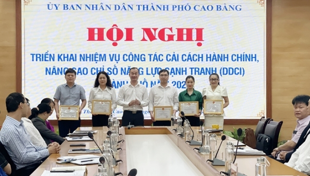 UBND triển khai công tác CCHC, chỉ số năng lực cạnh tranh năm 2024