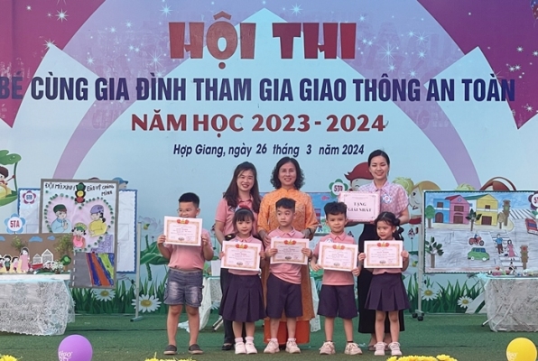 Trường Mầm non 3-10: Hội thi “Bé cùng gia đình tham gia giao thông an toàn”