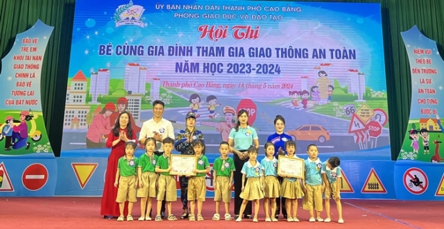 Phòng GD & ĐT Thành phố tổ chức hội thi “Bé cùng gia đình tham gia giao thông an toàn” năm học 2023 – 2024