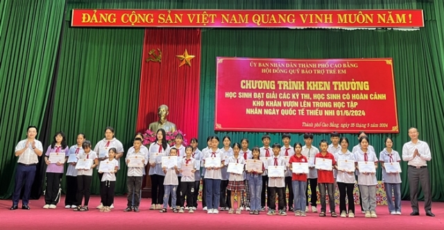 Thành phố khen thưởng học sinh đạt giải các kỳ thi và học sinh có hoàn cảnh khó khăn vươn lên trong học tập