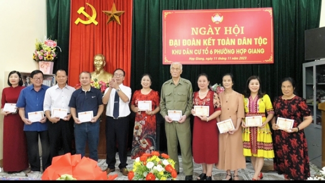 Chi bộ Tổ dân phố 6, phường Hợp Giang học Bác bằng những việc làm thiết thực