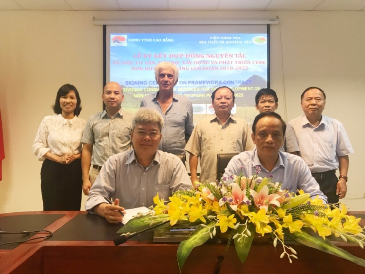FRAMEWORK CONTRACT SIGNING CEREMONY BETWEEN CAO BANG PROVINCE AND VIETNAM INSTITUE OF GEOLOGY AND MINERAL RESOURCES.