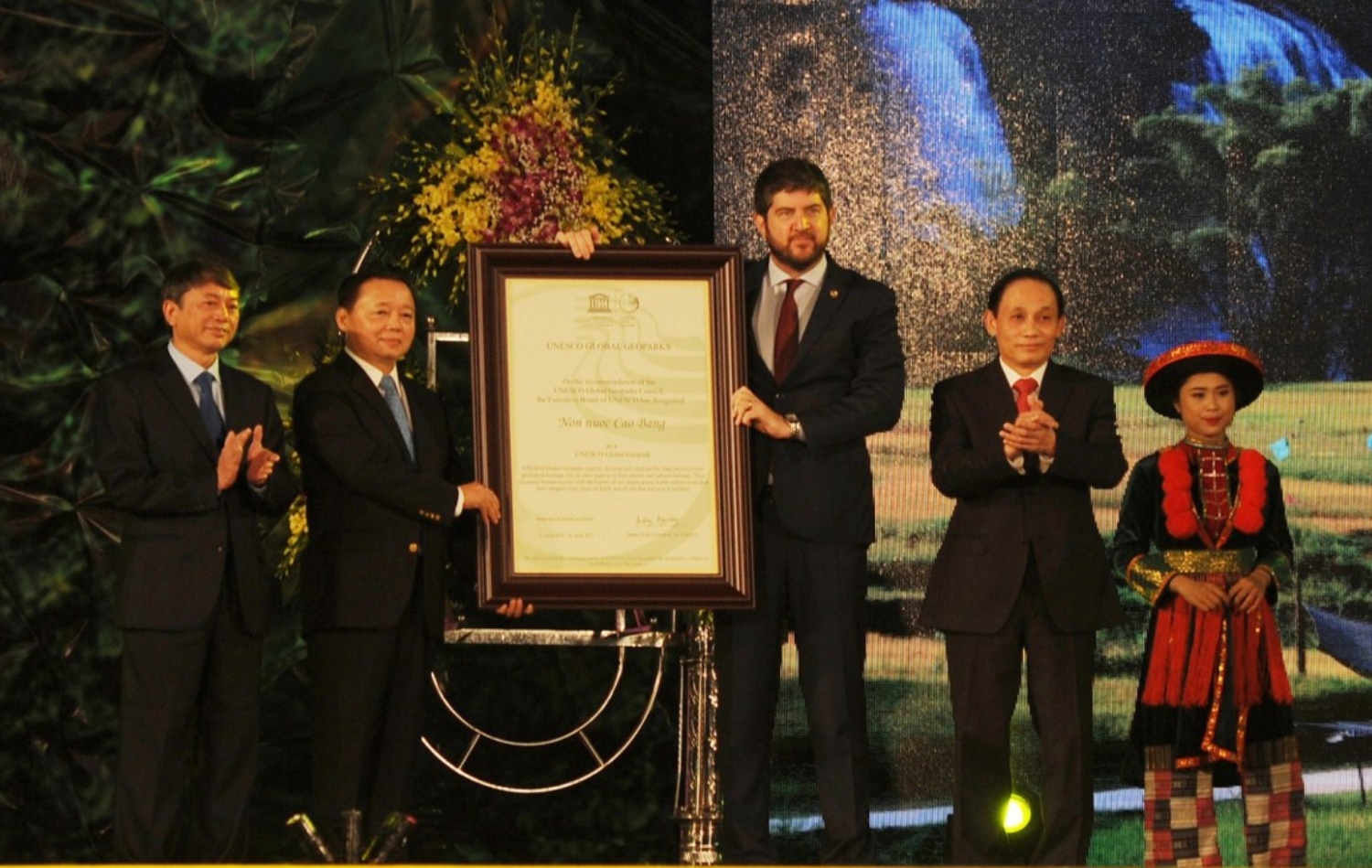 CEREMONY ON THE RECEIVING OF NON NUOC CAO BANG UNESCO GLOBAL GEOPARK CERTIFICATE