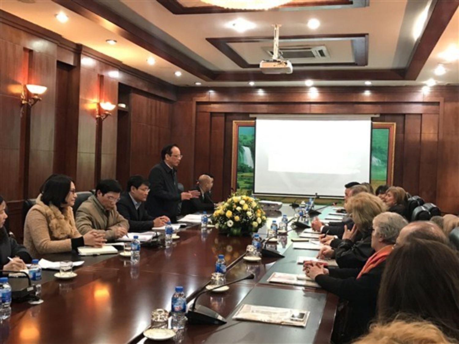 Phó Chủ tịch UBND tỉnh Trịnh Hữu Khang, Phó Trưởng BCĐ xây dựng CVĐC toàn cầu tỉnh Cao Bằng phát biểu tại cuộc họp.