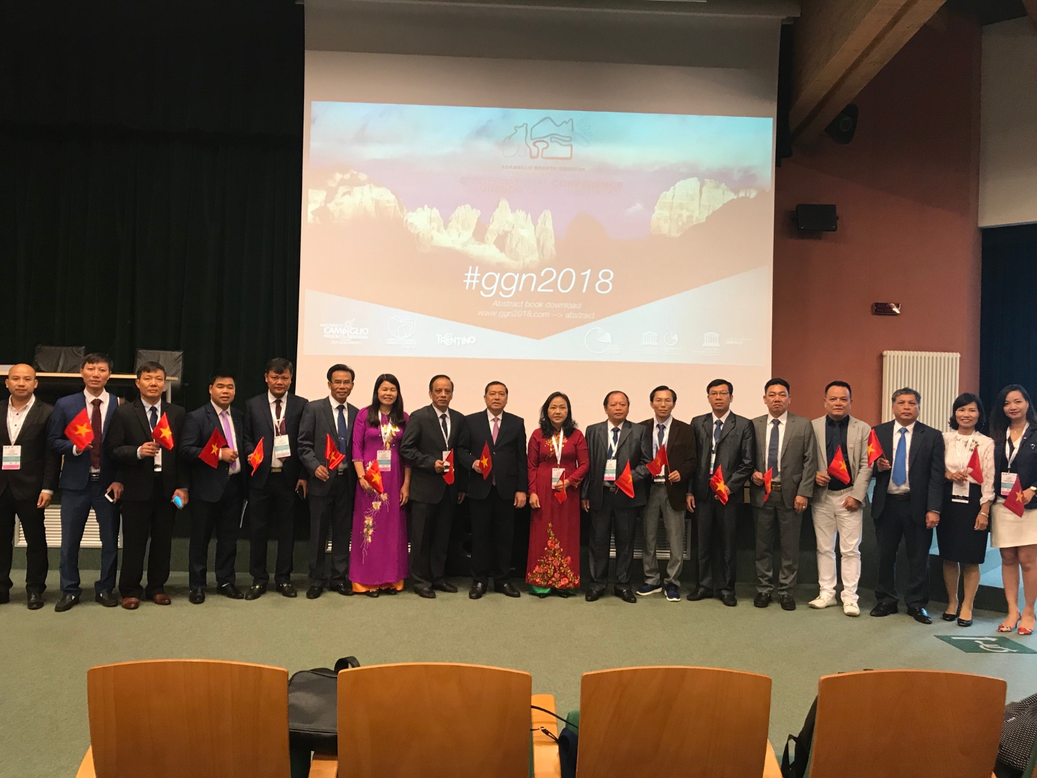 Đoàn công tác tỉnh Cao Bằng tại Hội nghị Mạng lưới CVĐC toàn cầu tổ chức tại Italia.