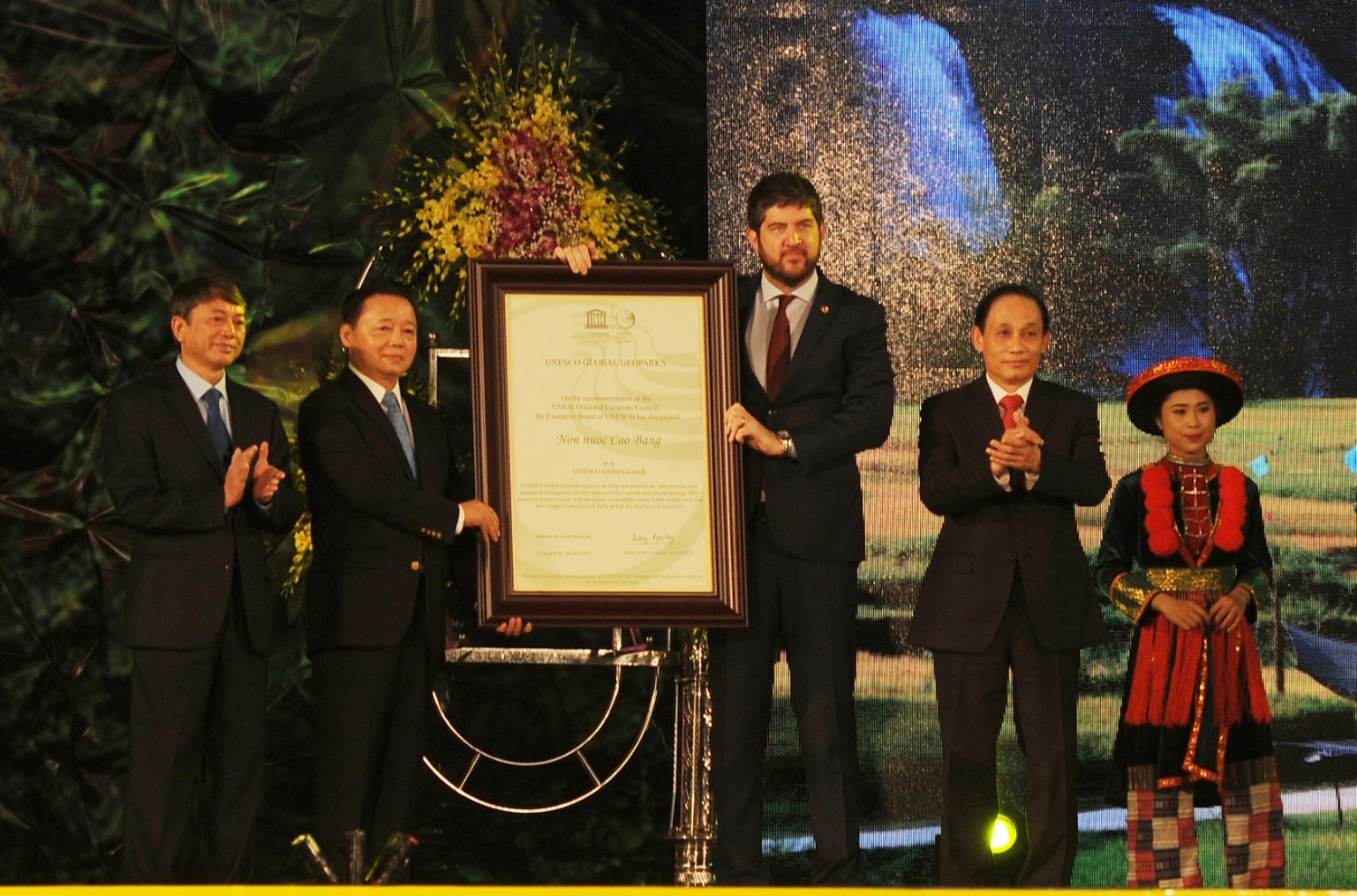 The Ceremony on receiving the UNESCO global geopark lable of Non nuoc Cao Bang.