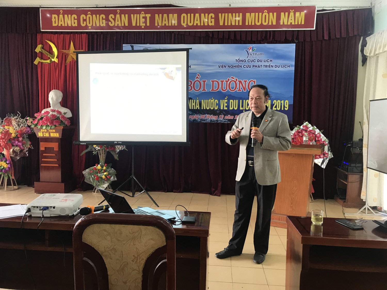 sư, Tiến Sỹ Nguyễn Văn Đính chia sẻ với học viên về Quảng bá và xúc tiến du lịch Cao Bằng.