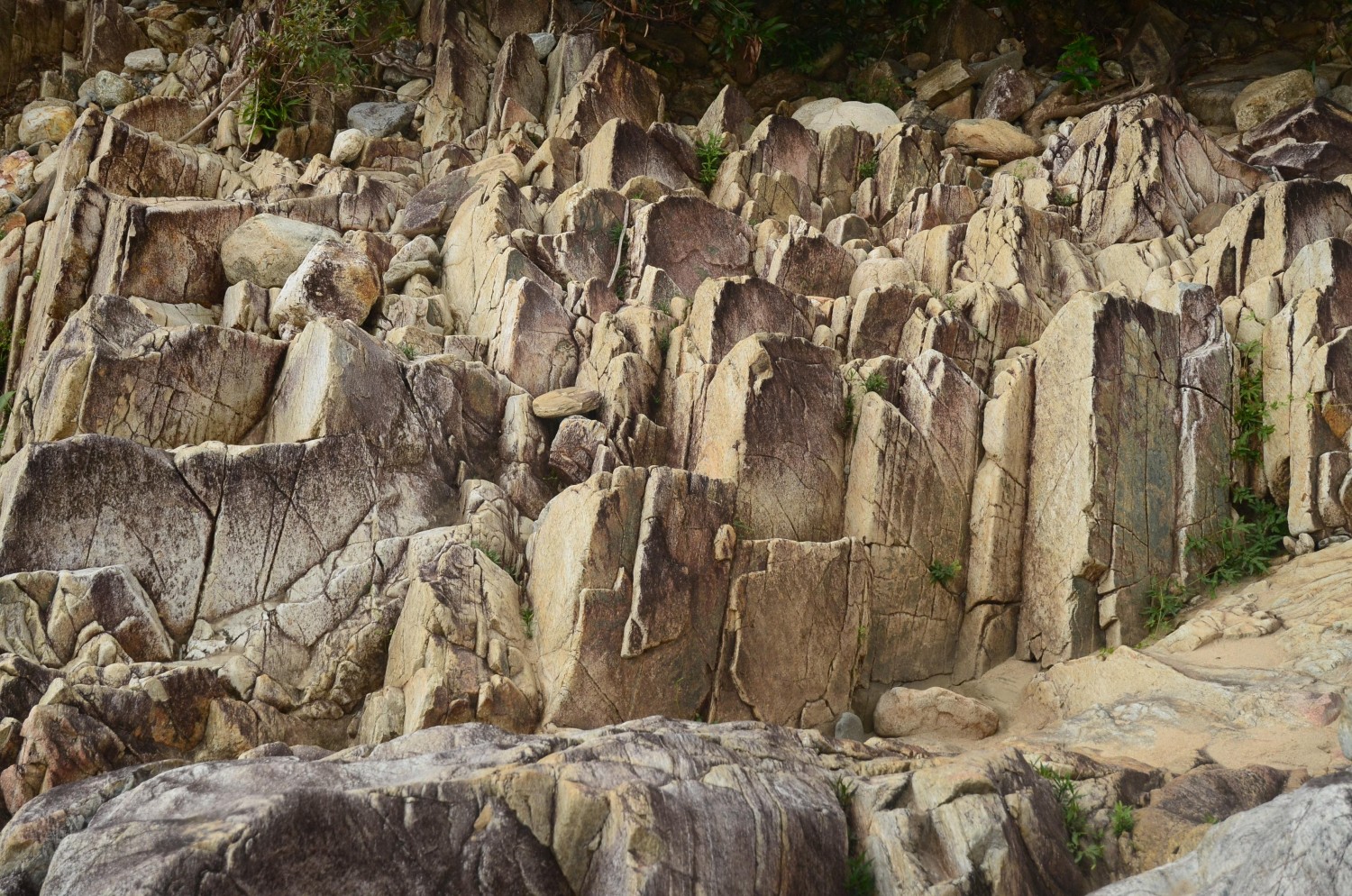 Lộ diện đá Granit tại gềnh Bà Ngõng