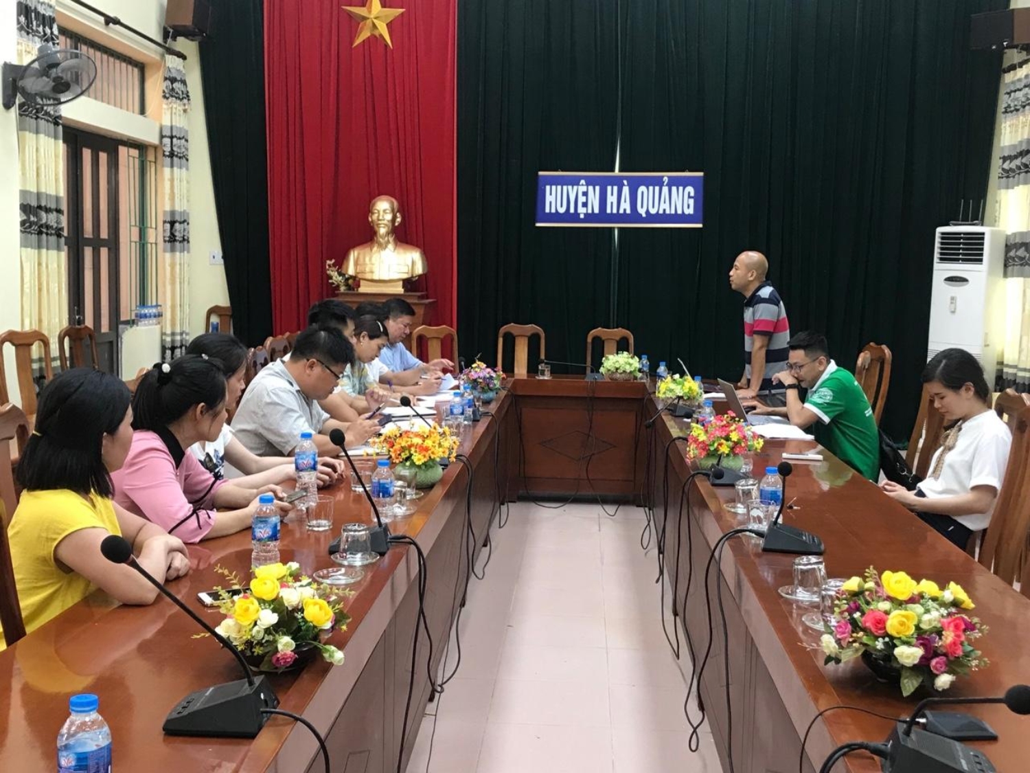 Ông Trương Thế Vinh, P.G.Đ Sở VHTTDL làm việc với UBND huyện Hà Quảng về công tác bàn giao.