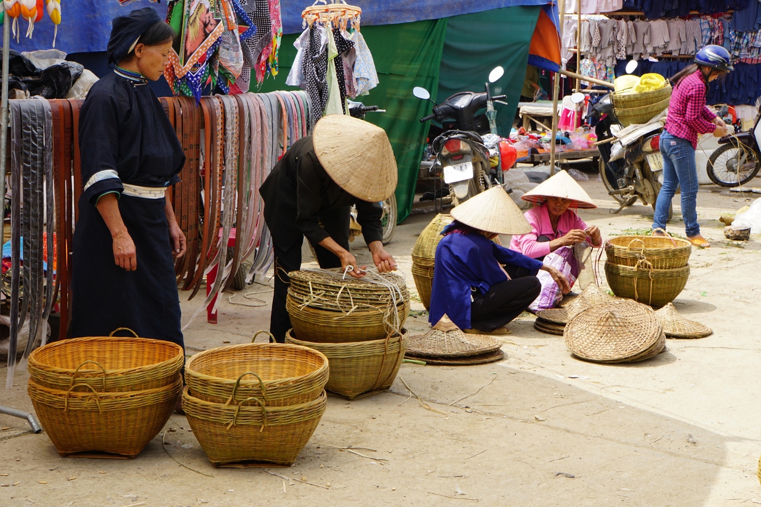 61 Sản phẩm nghề đan lát được bán tại chợ phiên Phạm Khoa