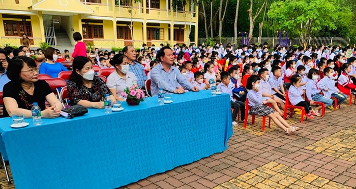 Cac dai bieu va hoc sinh tham du chuong trinh