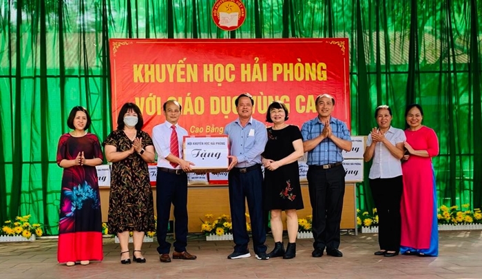 Hoi KH Hai Phong, Hoi KH tinh trao qua cho nha truong