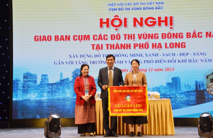 2152377 lanh dao ubnd tp ha long trao co luan luu cho lanh dao ubnd tp thai nguyen don vi dang cai hoi nghi giao ban nam 2024 15465525