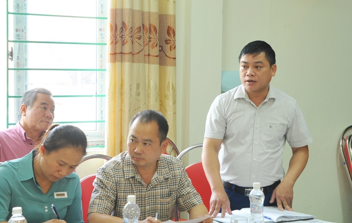 Dai dien lanh dao xa Vinh Quang bao cao ket qua tai buoi giam sat