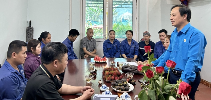 LĐLĐ Thành phố thăm, tặng quà cho đoàn viên công đoàn có hoàn cảnh khó khăn